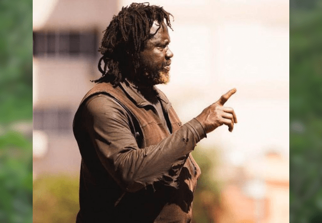 Refugiado de guerra, habla cinco idiomas y sobrevive en total indigencia pidiendo comida en comercios de Oberá