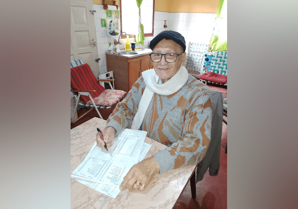 Don Anselmo Rodríguez: tiene 91 años, escucha por radio los partidos de OTC y lleva los puntos en una planilla casera