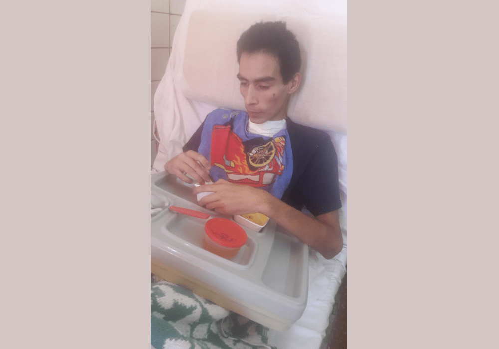 Contó que fue torturado por policías, apareció “ahorcado” en una celda y falleció tras 44 días internado