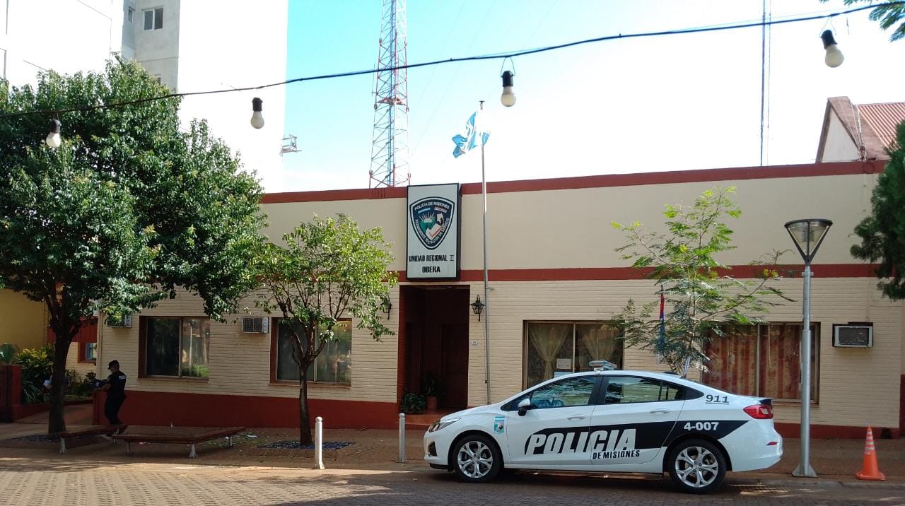 Móvil policial atropelló una moto y abandonó al conductor con gravísimas lesiones