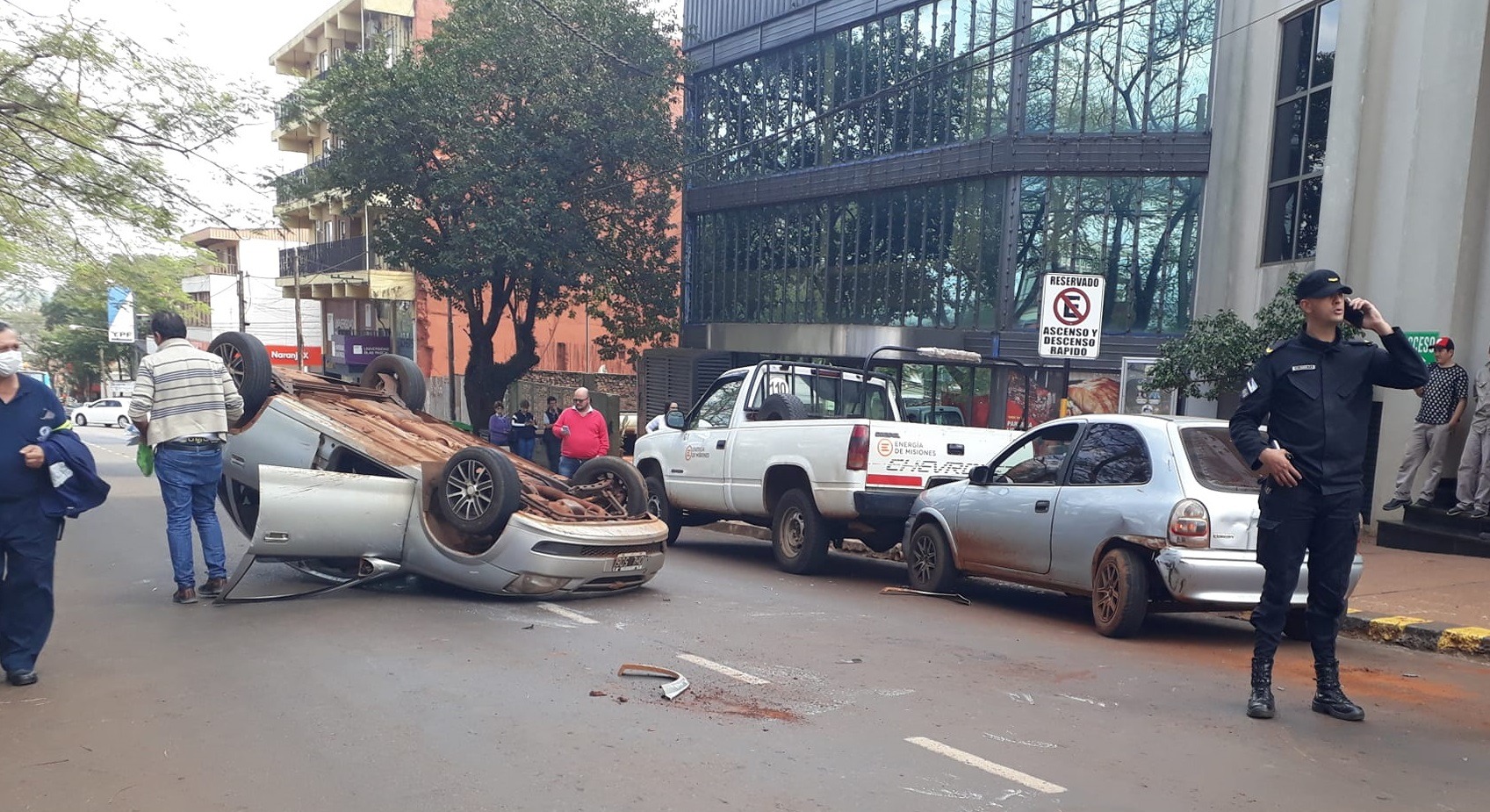 Remisero se descompensó al volante, chocó y terminó volcando en pleno centro de Oberá