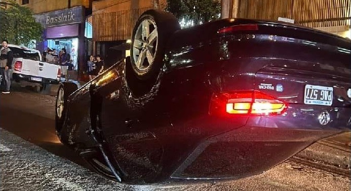 La conductora que chocó y volcó en el centro manejaba con 5 veces más de alcohol en sangre que lo permitido  