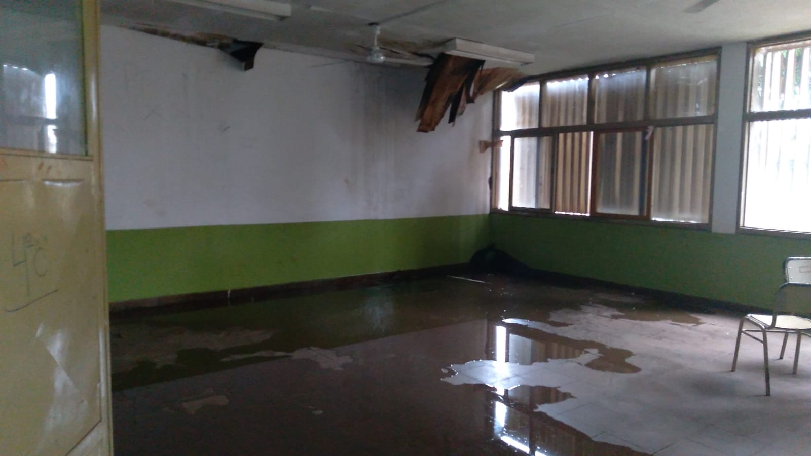 Imágenes del calamitoso estado de la Escuela de Comercio N° 1 de Oberá por acción de la lluvia