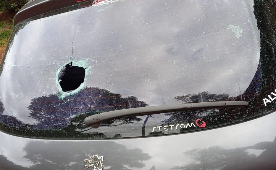 Una patota quiso entrar por la fuerza a un cumpleaños, tiraron piedras, lesionaron a una mujer y ocasionaron daños materiales