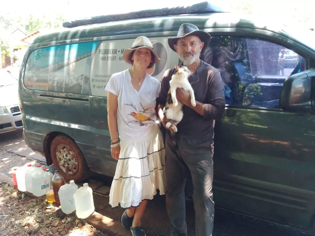 Un cordobés, una rusa y su gatita ciega quedaron varados por un desperfecto mecánico y agradecieron la solidaridad de los obereños