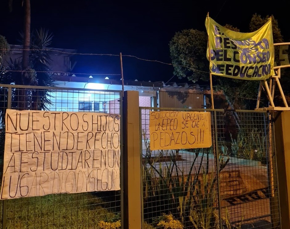 Padres de alumnos de la Comercio se movilizaron porque la escuela se cae a pedazos