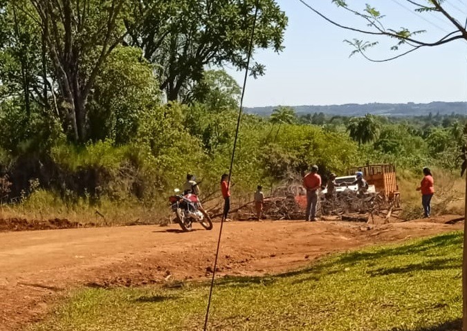 Vecinos de Campo Ramón hacen un piquete en reclamo por el arreglo del camino a Picada Internacional