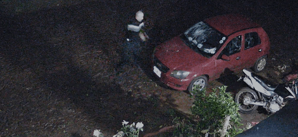 Incumplió la restricción, se llevó por la fuerza al hijo y destruyó un coche en Villa Stemberg