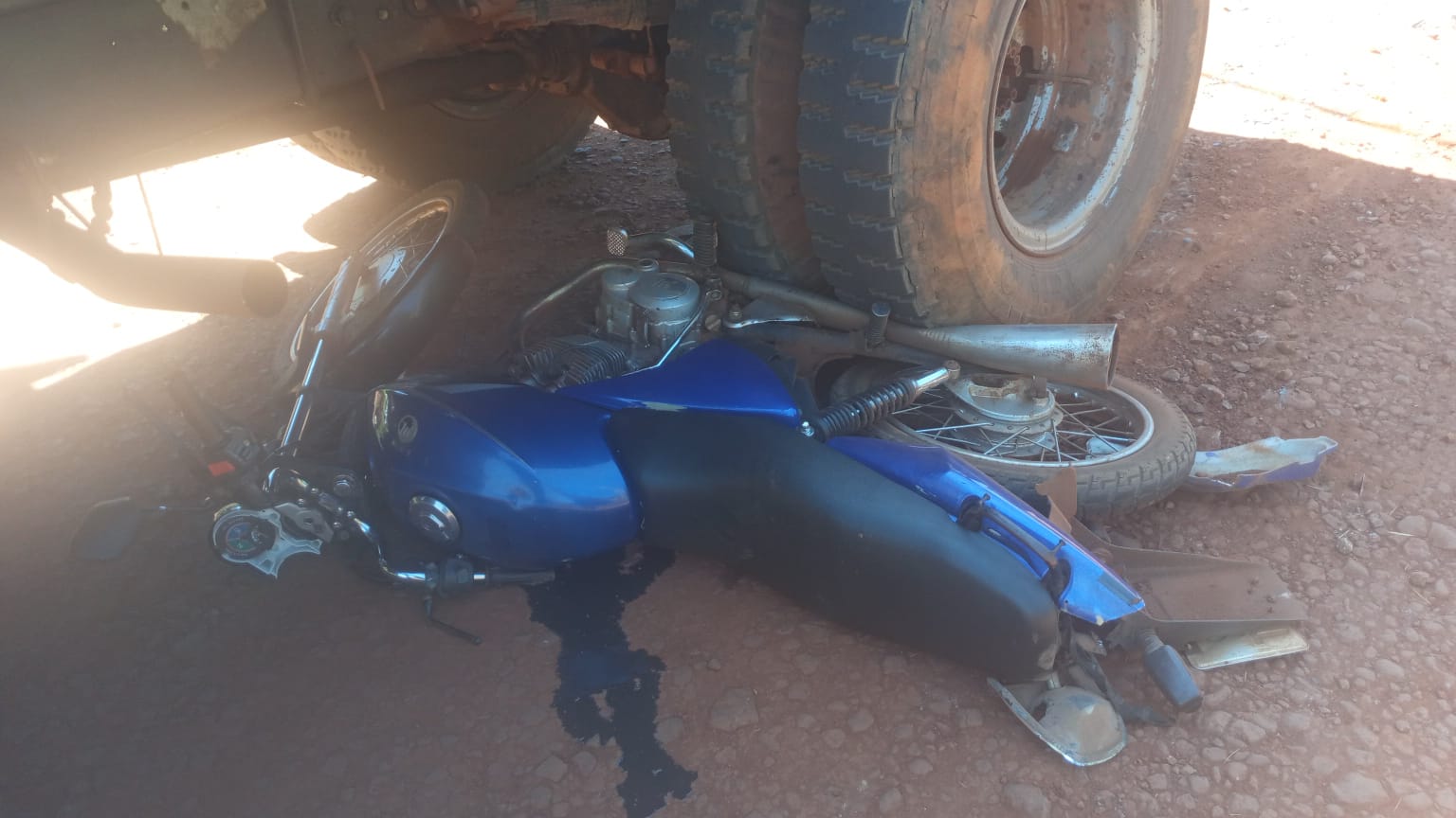 Cuestionada intervención policial tras accidente vial entre una moto y un camión municipal