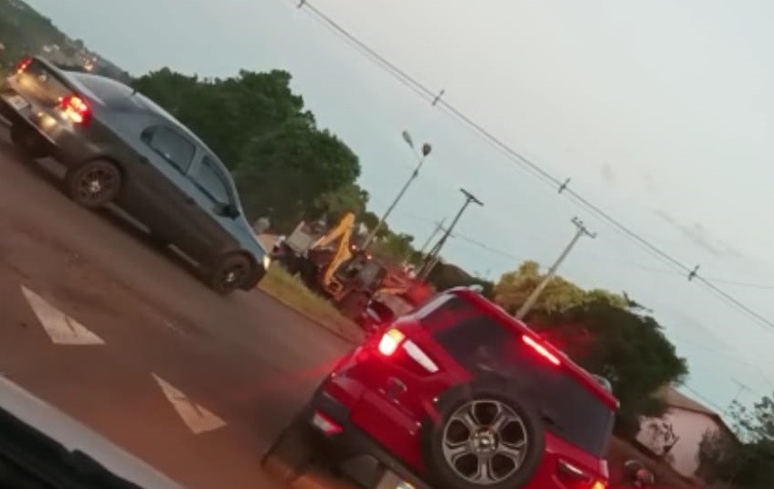 Volcó un camión con soja en la rotonda de Guaraní, la Policía acudió al lugar y liberó la zona para el trasbordo de la carga a otro vehículo