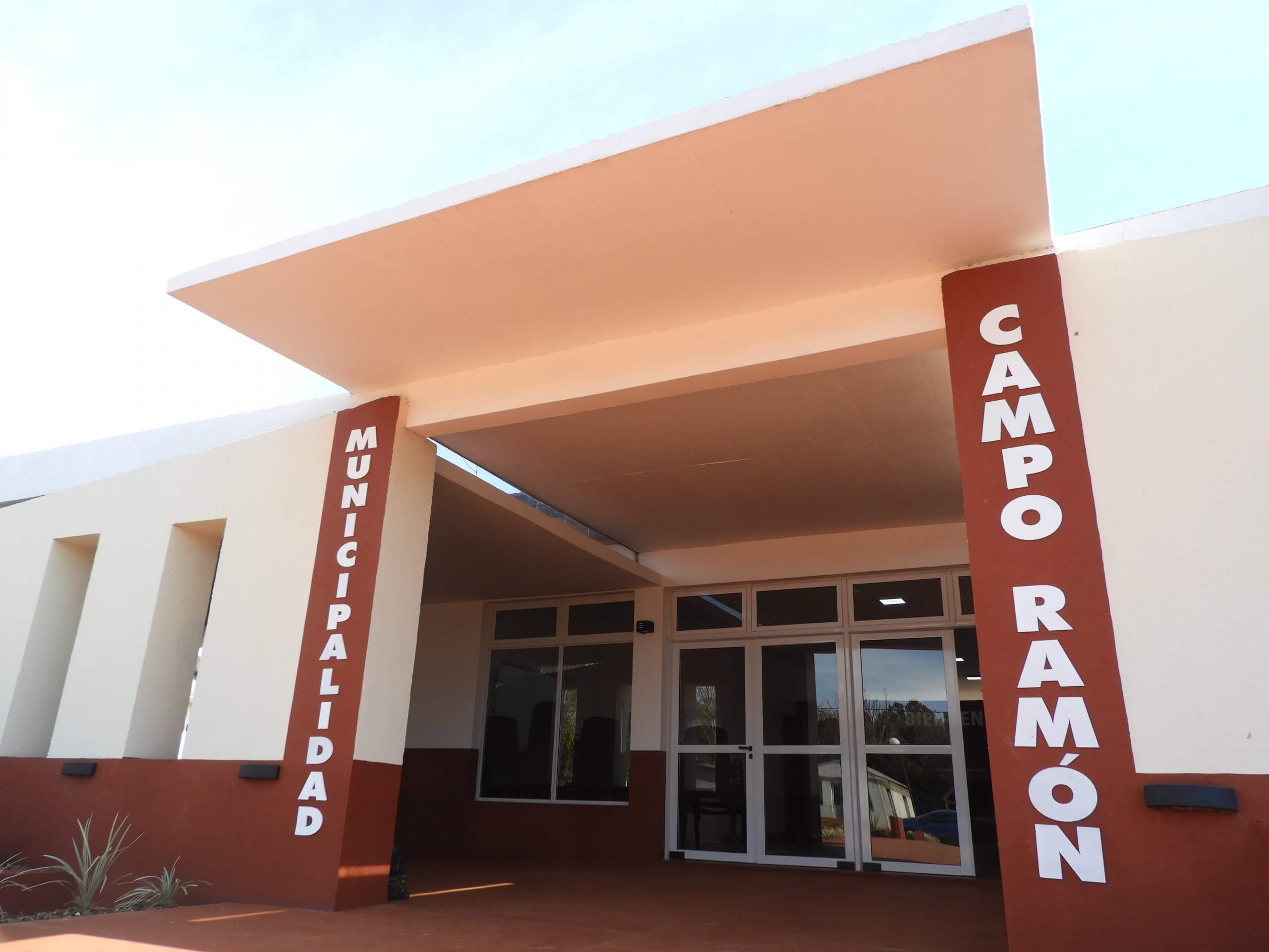 Campo Ramón: allanaron la casa del funcionario que baleó a una perra frente a un nene, pero no fue detenido