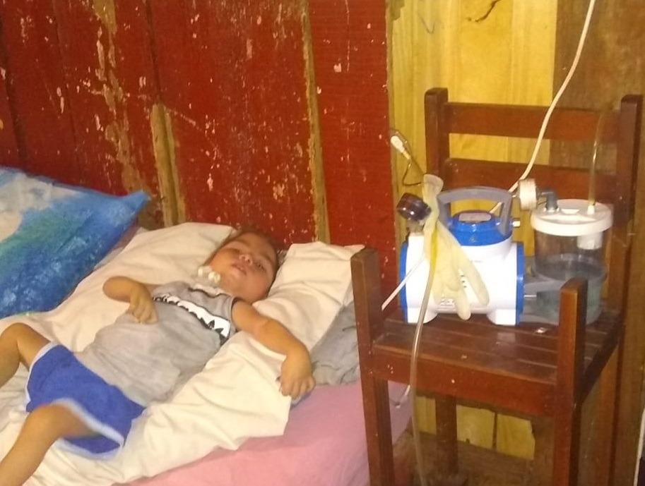El drama de una familia con un niño electrodependiente que padece los constantes cortes de luz en Oberá