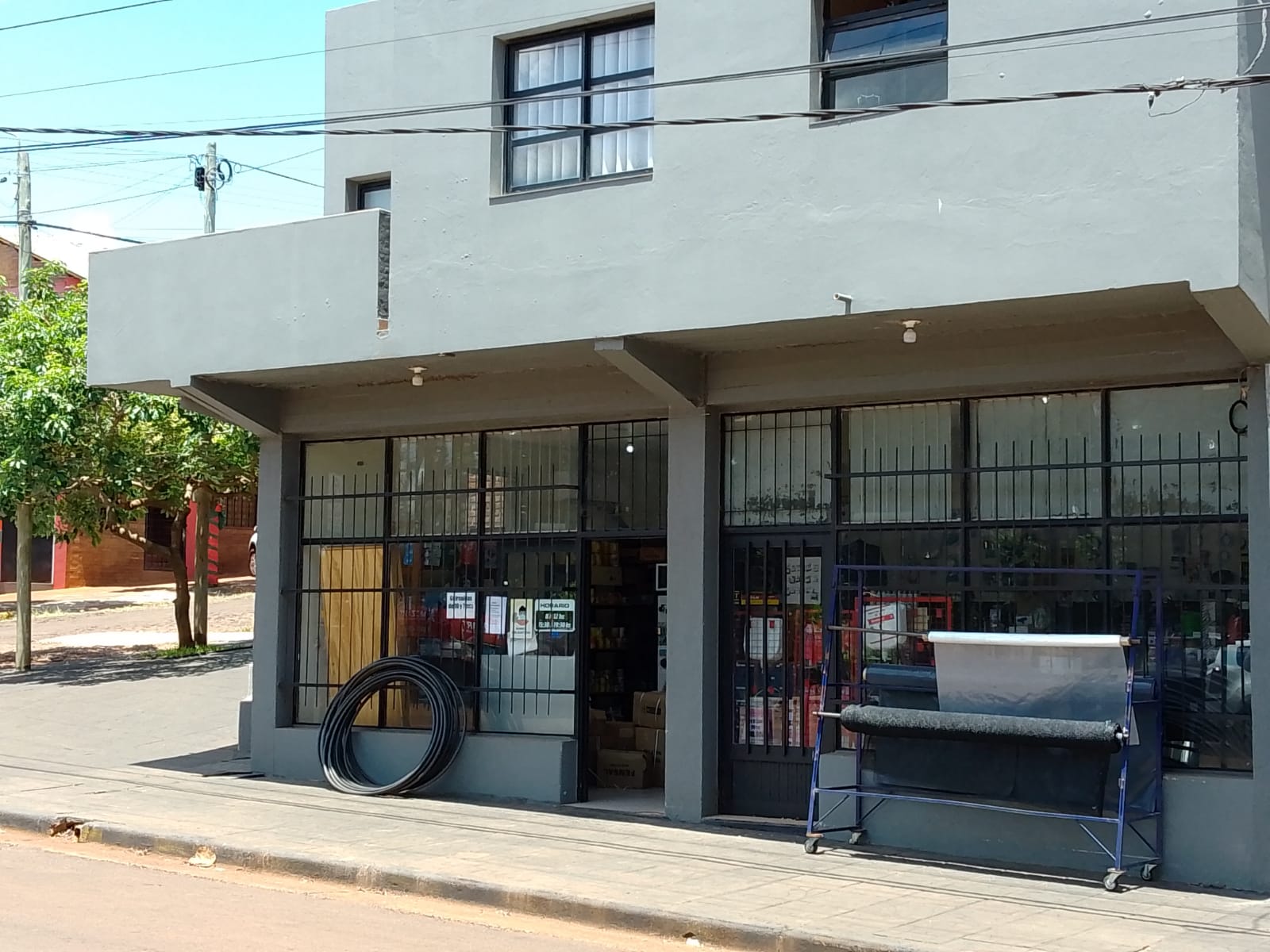 Robaron medio millón de pesos en dinero y productos de una ferretería frente al barrio Krause de Oberá