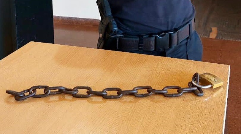 Ex presidiario robó y lesionó a su propia hermana y agredió a policías con una cadena