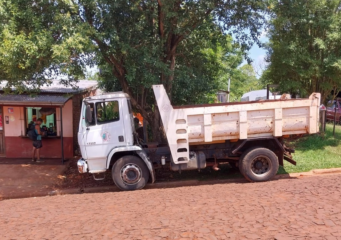Vecinos de Londín alertaron sobre empleado municipal que utilizaría camión de la comuna en beneficio propio
