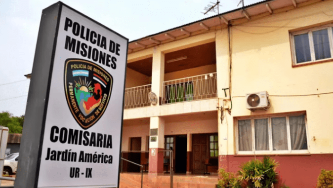 Gendarme retirado acusado de violar a su propia hija está libre por la edad y sigue acosando a la víctima