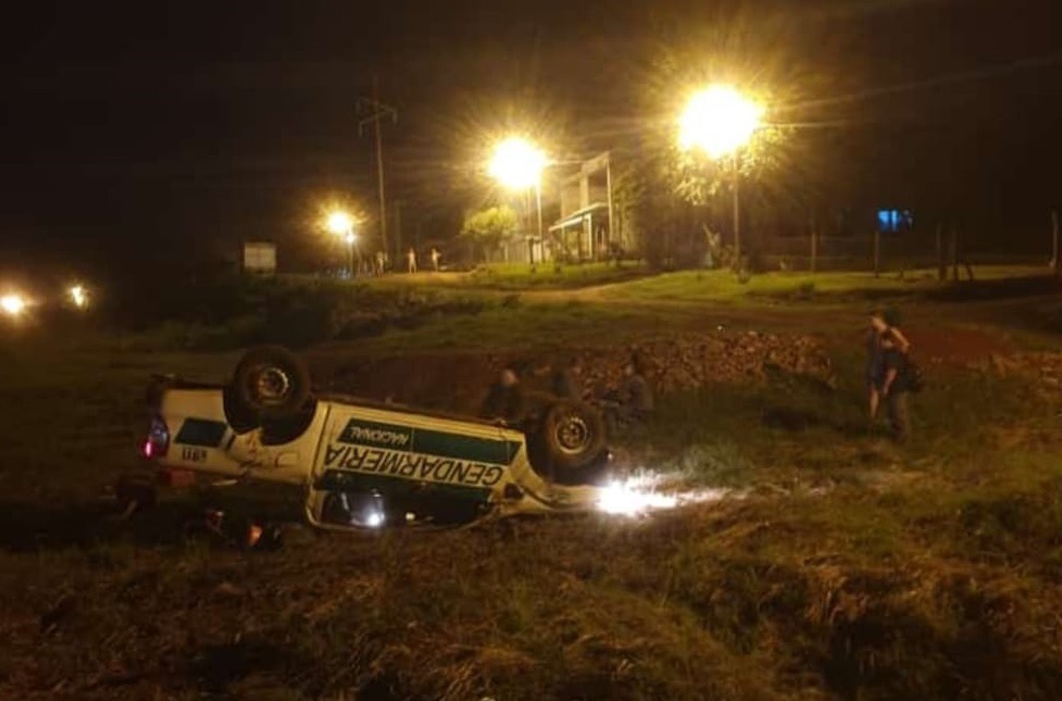 Camioneta de Gendarmería volcó en Aristóbulo y un cabo resultó con fracturas