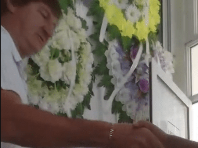 Destituido por fraude y otros delitos, ahora “Coleco” Krysvzuk quiere volver a ser intendente y regala plata en El Soberbio