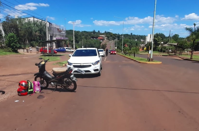 Terrible irresponsabilidad: una nena manejaba una moto, llevaba a su hermanita y chocaron contra el auto de un turista brasileño