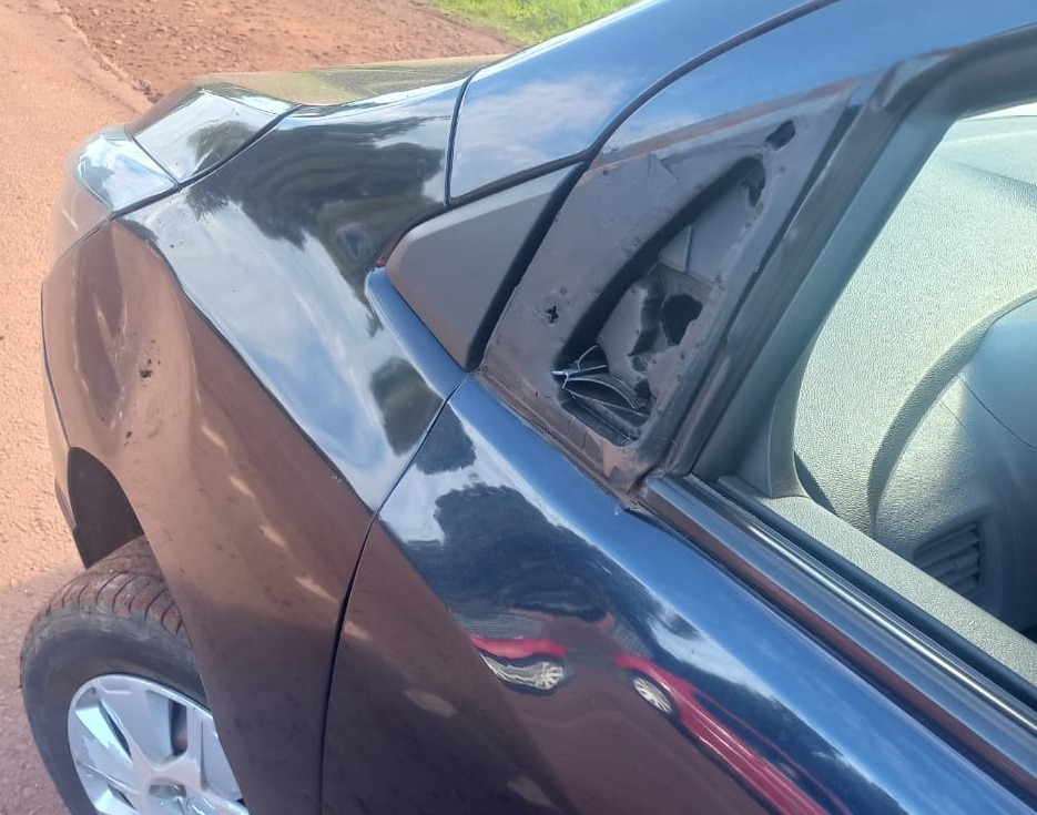 Piqueteros atacaron y dañaron un coche en un corte en Campo Viera