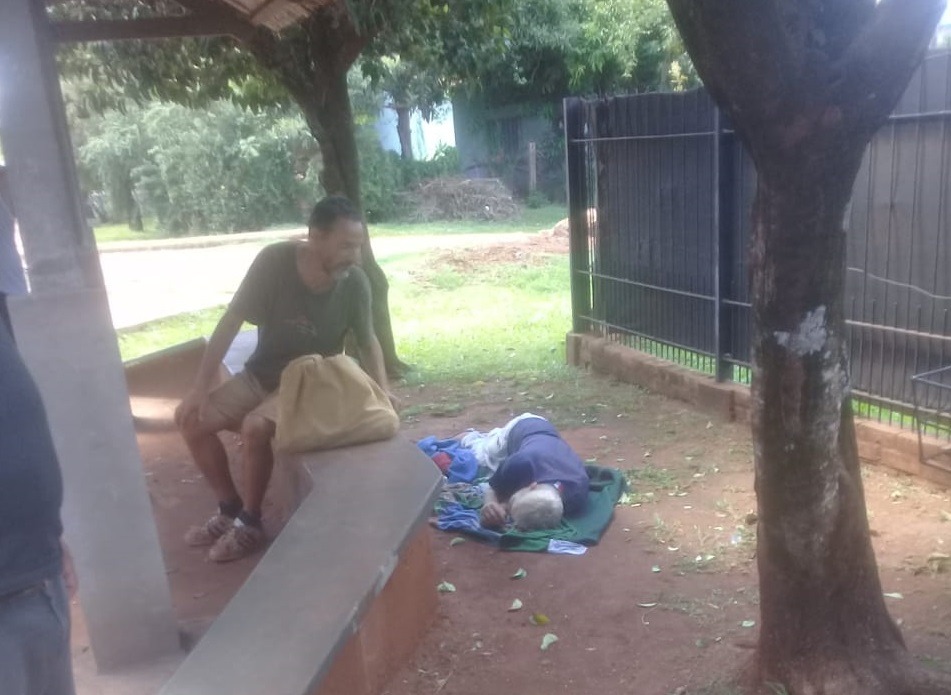 Un jubilado con problemas de salud sobrevive en una parada de colectivos del barrio Caballeriza