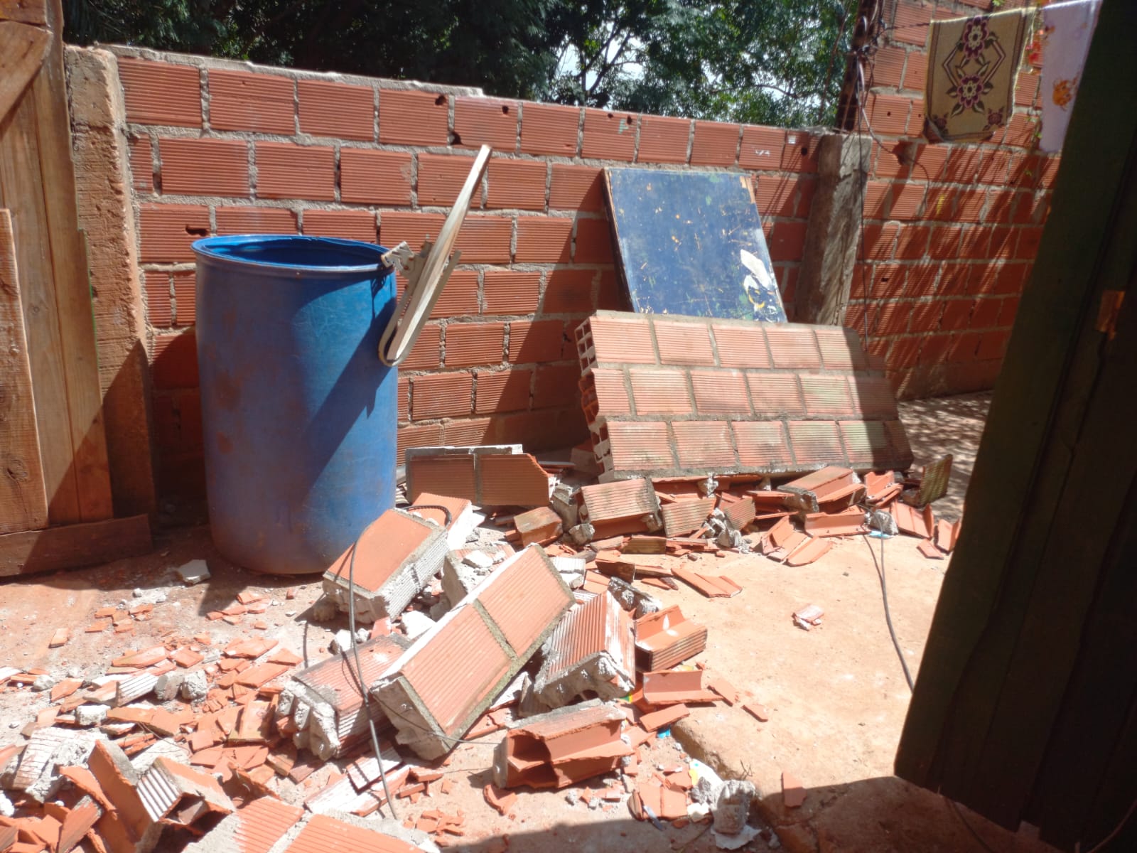 Milagro en Oberá: cayó un muro sobre una nena de 8 años pero sólo sufrió heridas leves