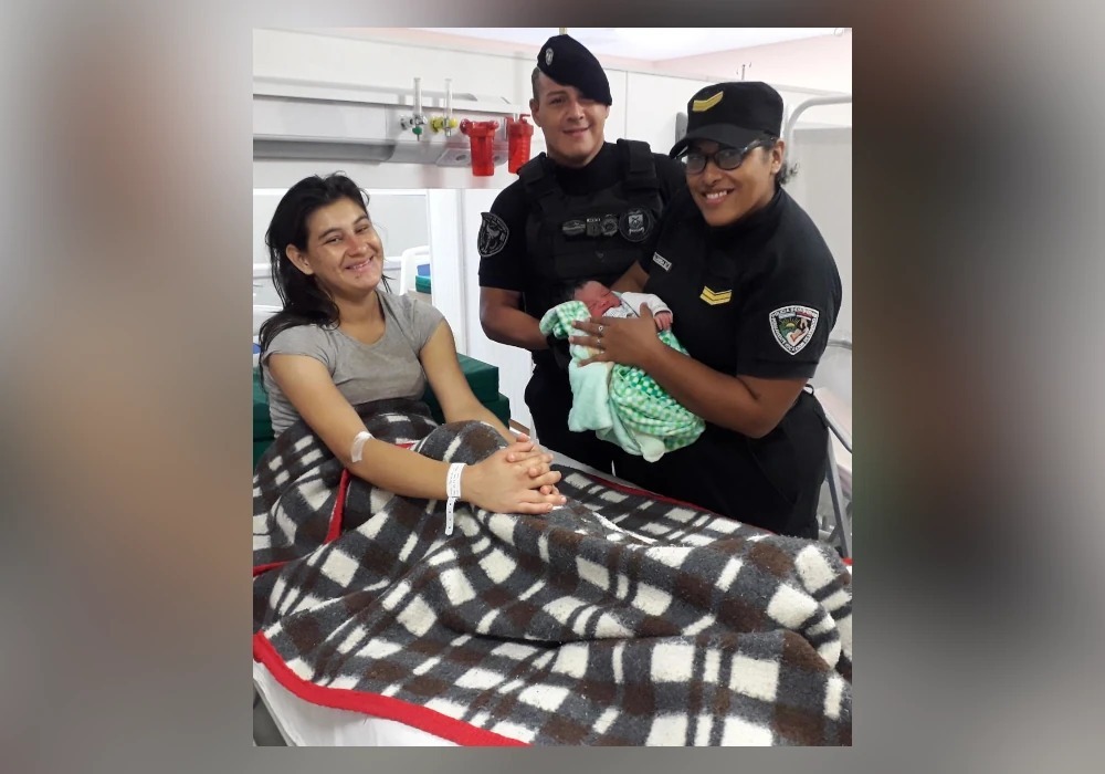 Policías obereños asistieron a una mujer que dio a luz en el patrullero de camino al Hospital