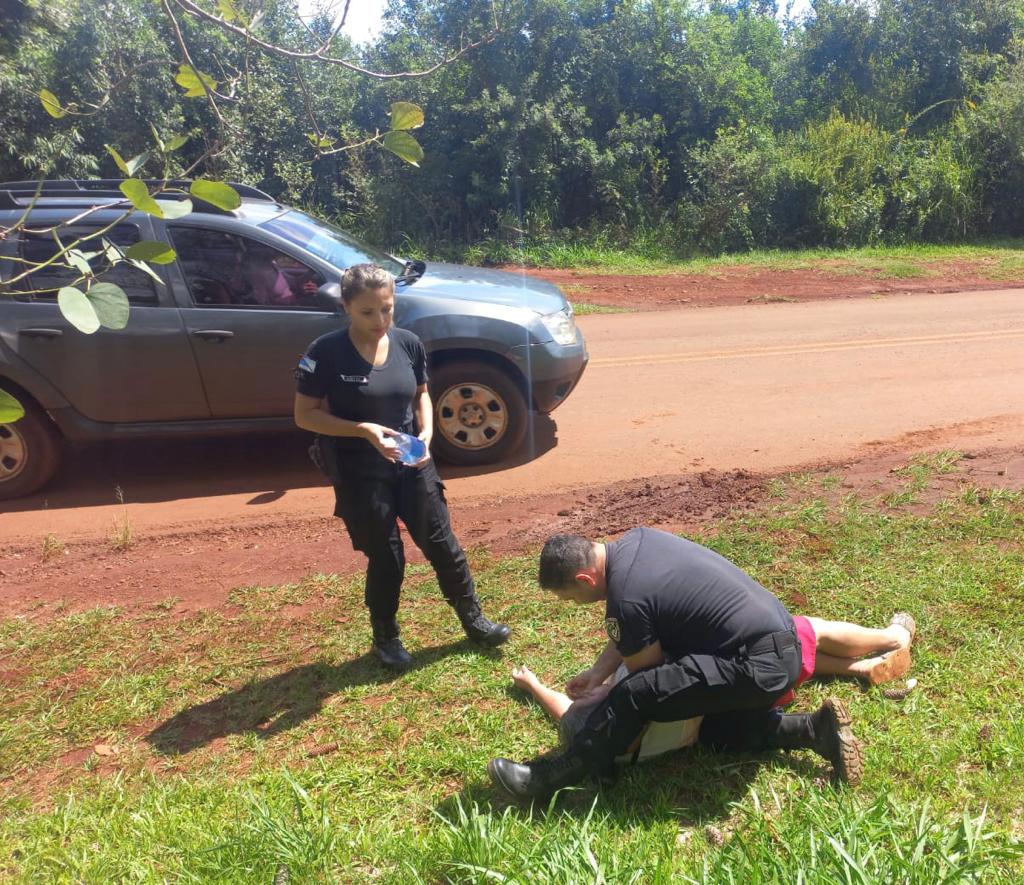 Policías brindaron vital asistencia a una mujer que se descompensó en la calle en Campo Ramón