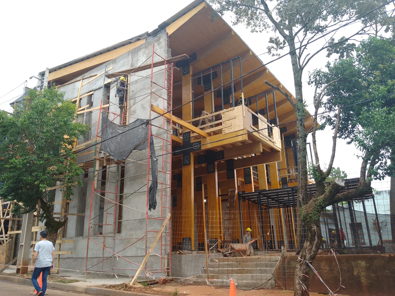 Salvó su vida de milagro: obrero cayó de 12 metros y sólo padeció fracturas  