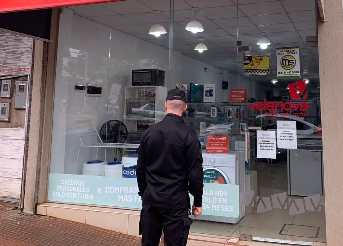 Una clienta furiosa rompió cosas y mandó a su hijo que haga pis dentro de un negocio en Oberá
