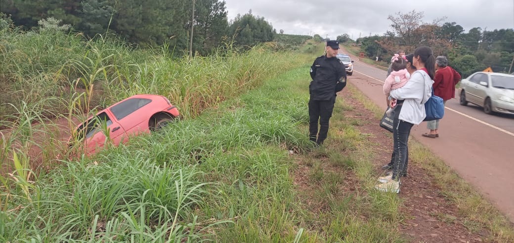 Manejaba borracho y terminó en la cuneta: pasará la noche preso en Guaraní