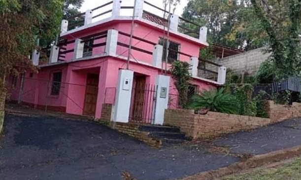 Pintaron de rosado y alquilan la casa del pedófilo Angelotti en Oberá