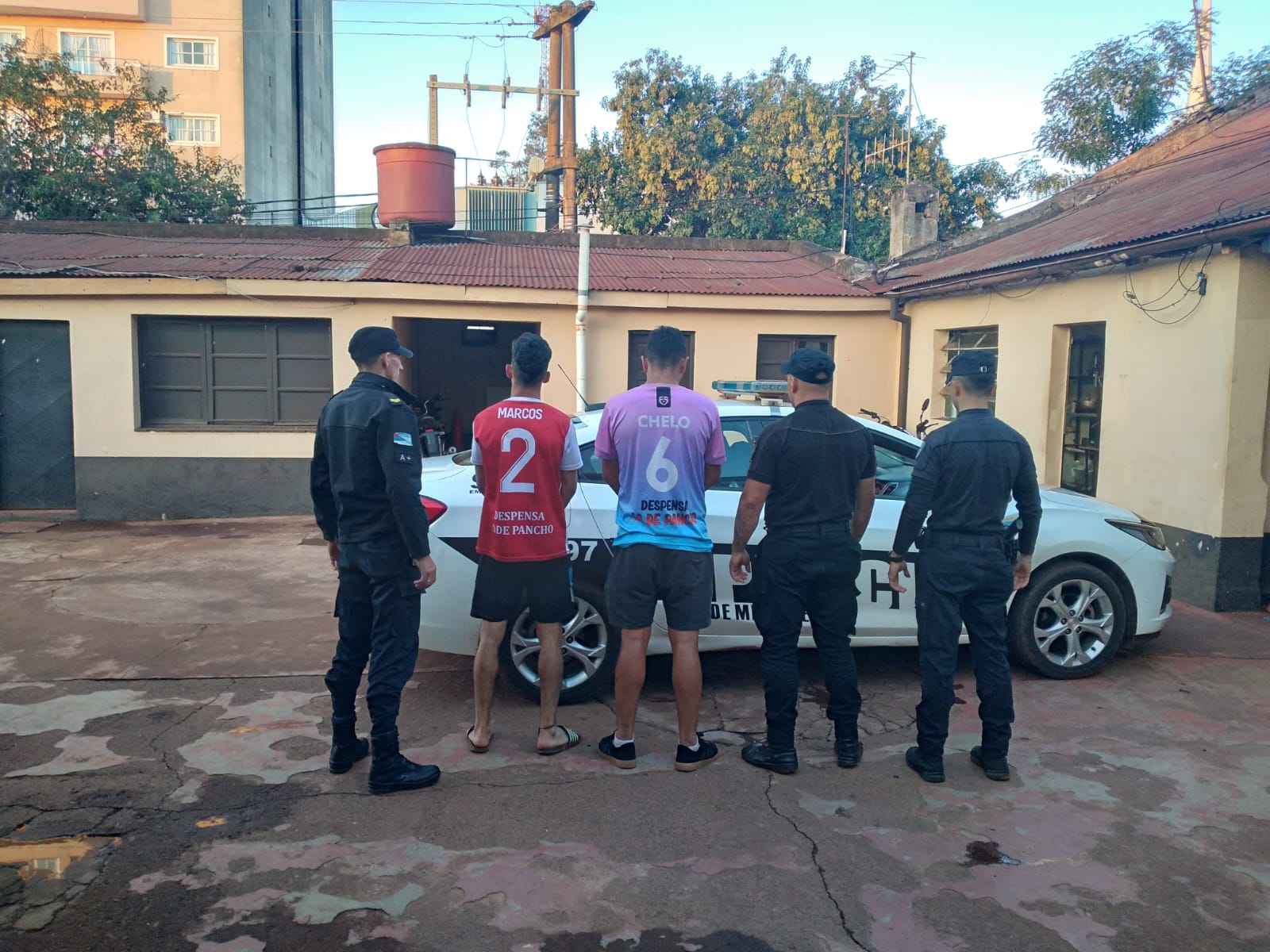 Detuvieron a dos jóvenes que lesionaron a un remisero y dañaron su coche