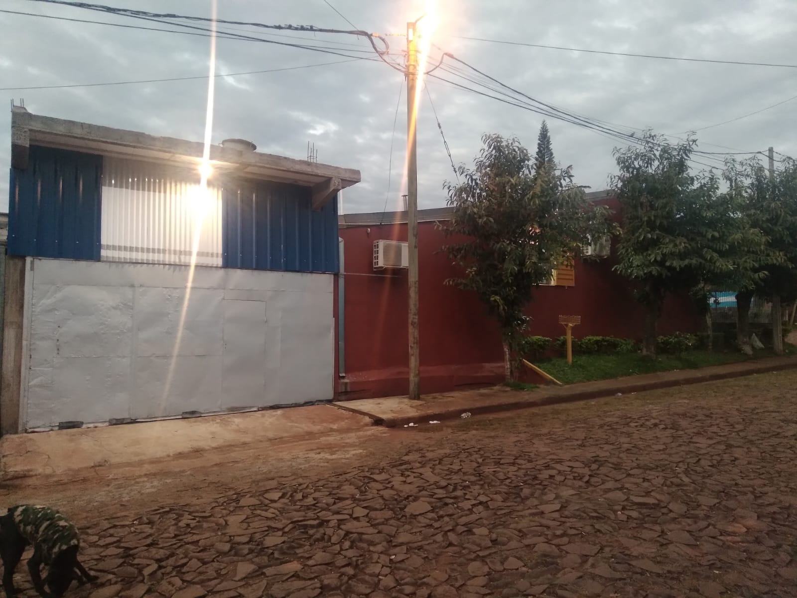 Barrio Oberá 7: subió al techo de su casa para hacer limpieza, cayó de cabeza y falleció