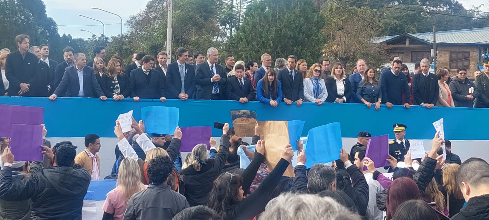 Docentes marcharon en el acto central por el Día de la Bandera y visibilizaron los reclamos del sector ante la pichadura de funcionarios