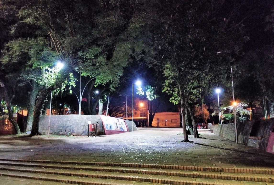 Discutió con la mujer, se fue malo a dormir a la plaza y le robaron la moto