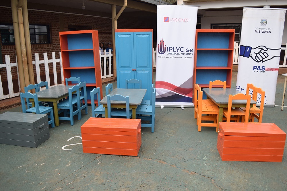 IPLyC Social entregó kits de muebles a escuelas de San Ignacio