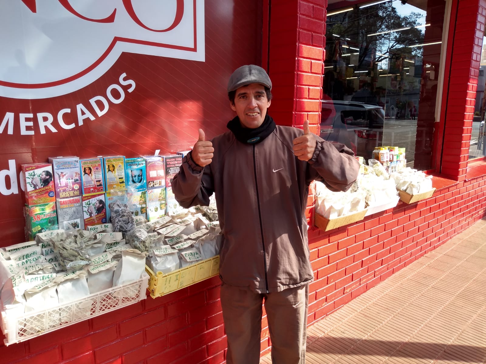 Cultiva y vende yuyos medicinales para solventar su carrera deportiva: Fabricio De Contardi, abanderado del esfuerzo