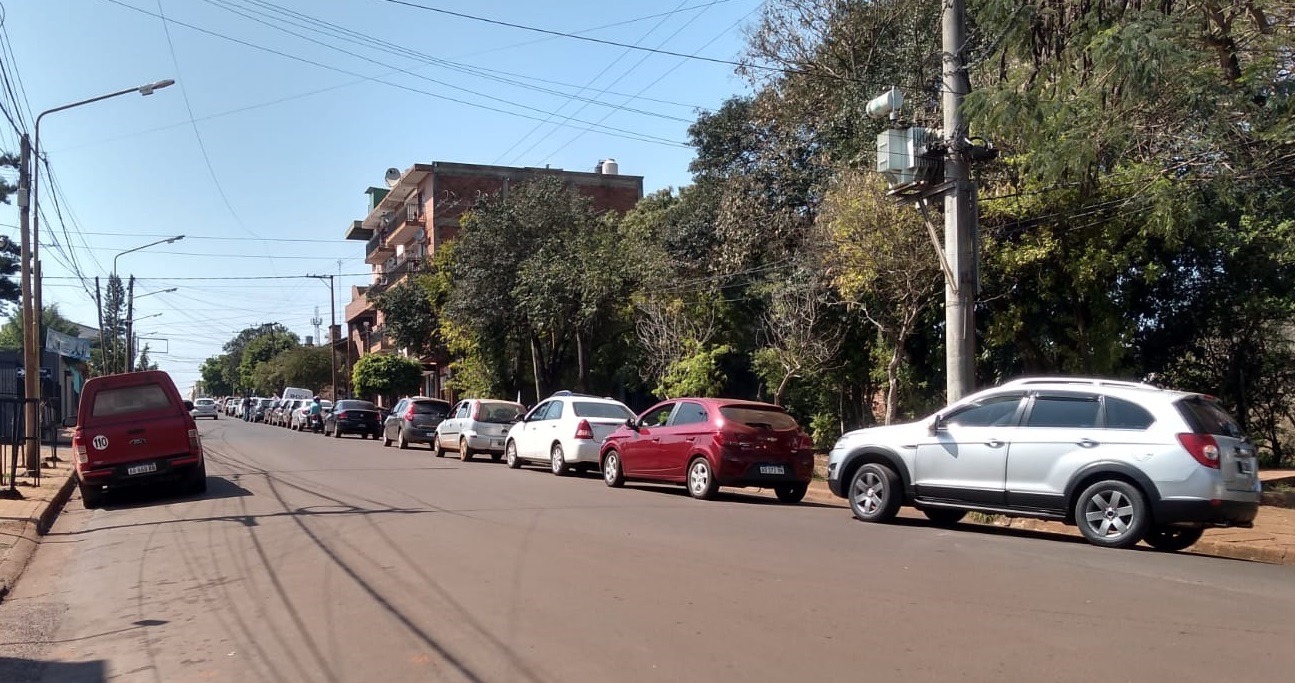 Caos en Oberá por falta de combustible: fila de una manzana para cargar en la única estación de servicio que tiene nafta
