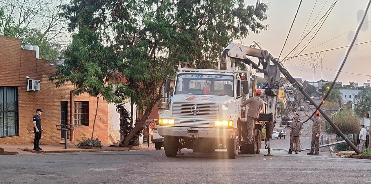 Camión enganchó cables del tendido eléctrico y dejó sin luz a vecinos de Santa Fe y Avellaneda