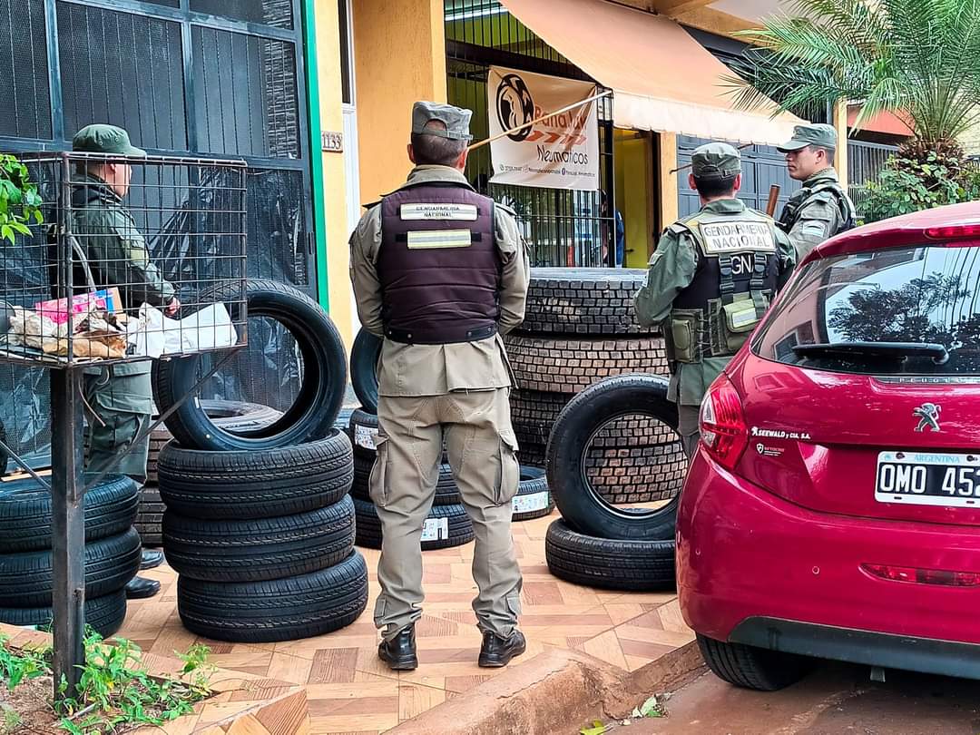 Allanaron una gomería de Oberá por presunto contrabando de neumáticos  