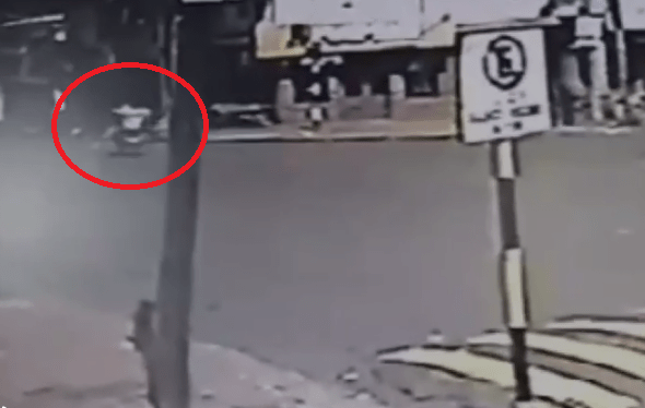 Hizo ”willy” con la moto, tumbó y se rompió un tobillo: después inventó que le chocó un auto