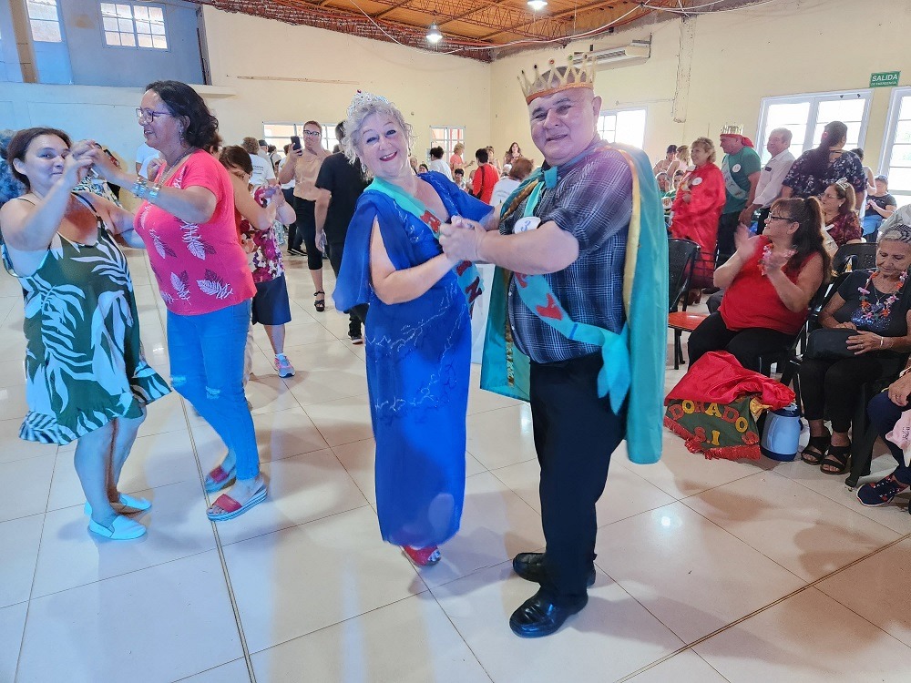 Emoción, baile y nuevos soberanos de la Primavera con el Mateando con los Abuelos