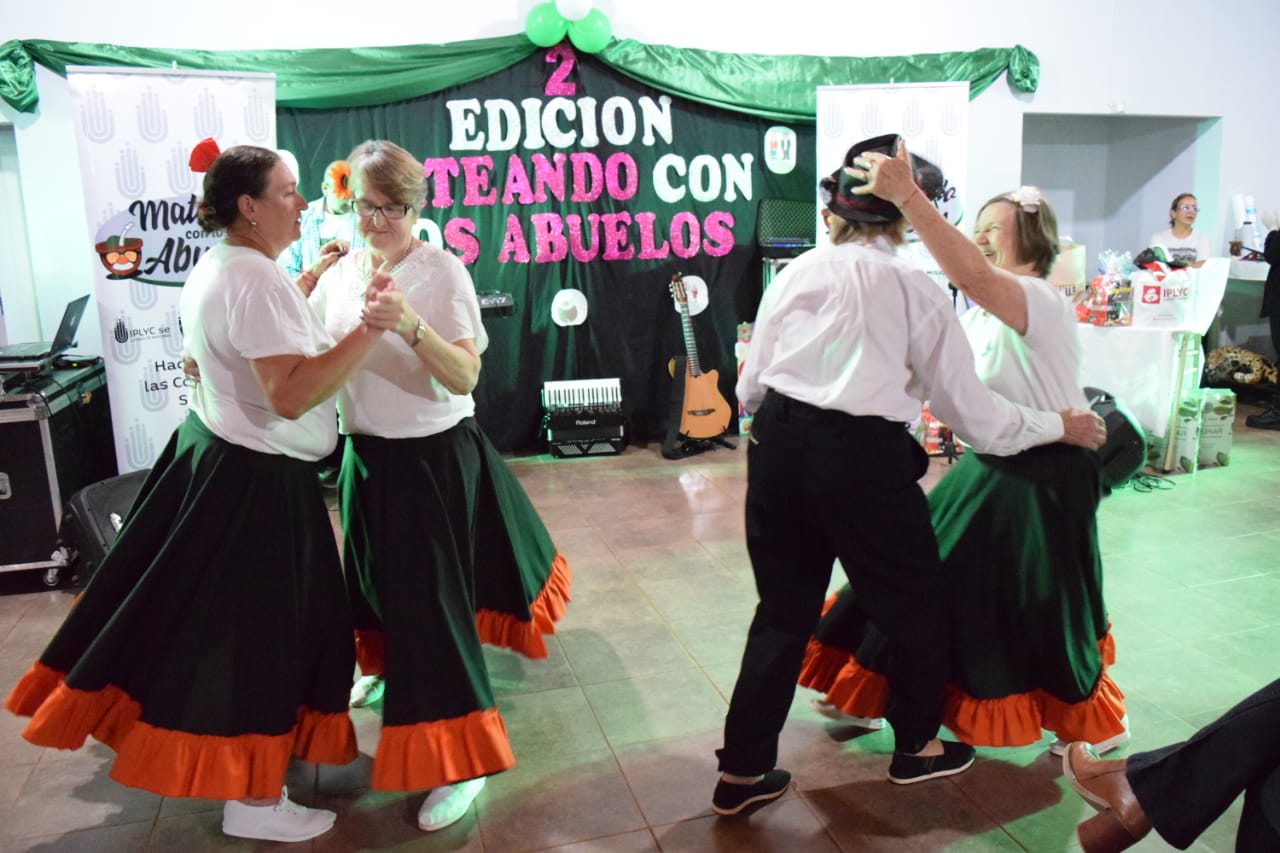 Abuelos de San Vicente disfrutaron de una tarde de gratos recuerdos