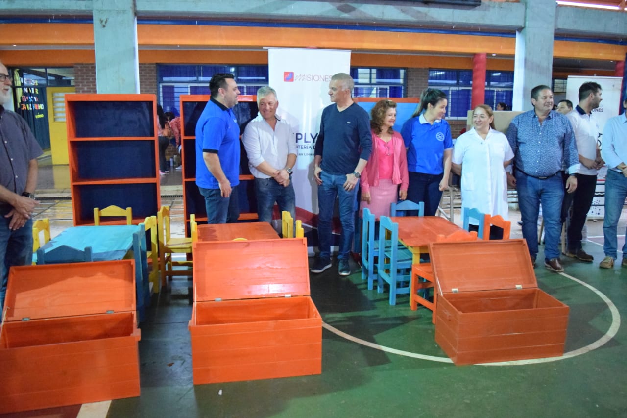 Entregaron mobiliario a escuelas de Puerto Rico