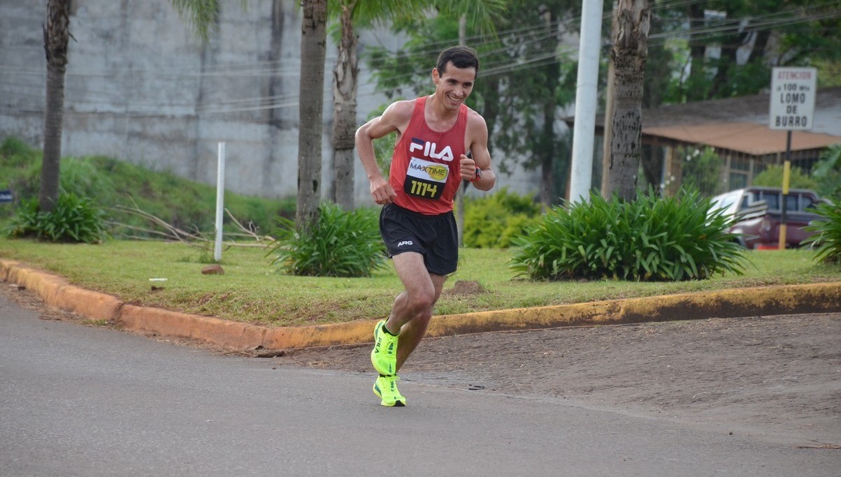 Agustín Da Silva paseó su jerarquía por Oberá y ganó de punta a punta los 10K “Maratón del Inmigrante”