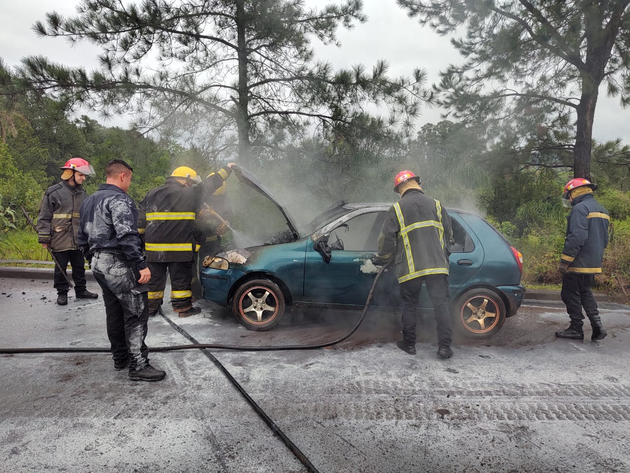 Volvía a su casa, el auto sufrió un desperfecto y se incendió en la autovía  