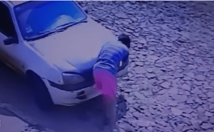 Robó la parrilla de un coche, quedó grabado por la cámara del lugar y terminó detenido