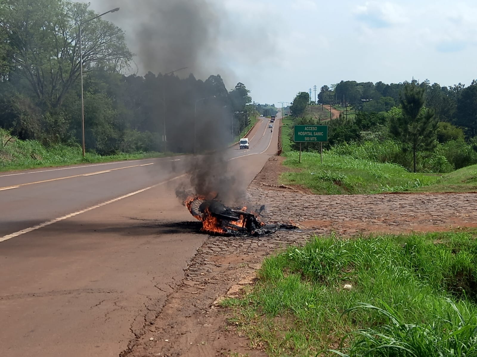 Se le incendió la moto en plena ruta, logró saltar y resultó ileso