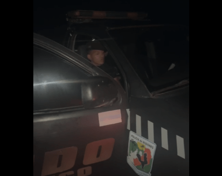 Escándalo en Santa Rita: encontraron a policías durmiendo en una chacra, le sacaron el arma a uno y los filmaron